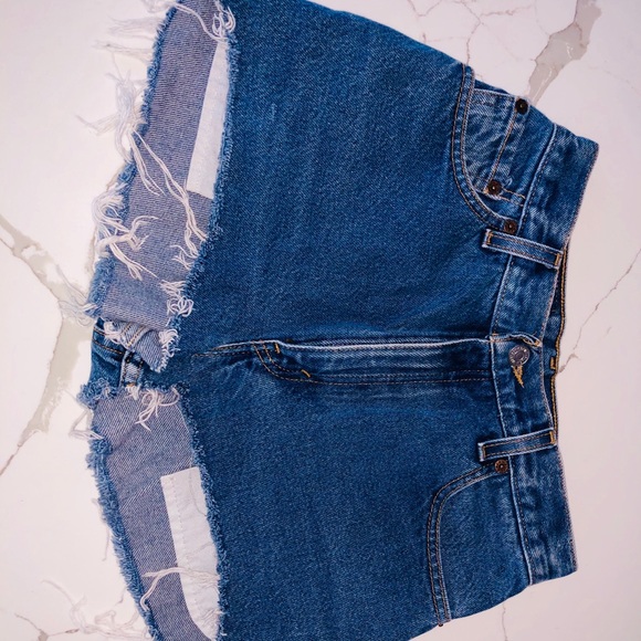 ❤️SOLD❤️ High Rise Levi cutoffs - Picture 3 of 5